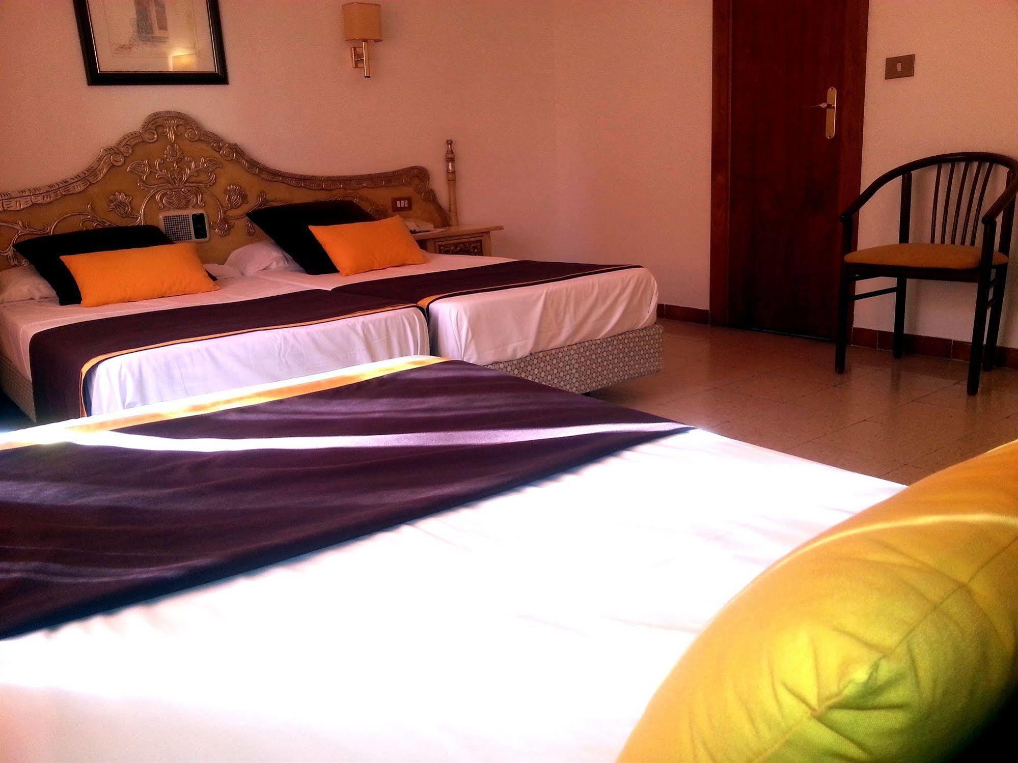 Hotel Hostal Del Sol سان فيليو ذي غيشولس المظهر الخارجي الصورة